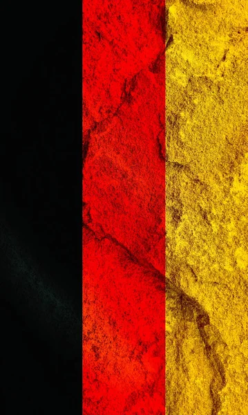 Eine Vertikale Aufnahme Einer Deutschen Flagge Auf Einem Strukturierten Wandhintergrund — Stockfoto