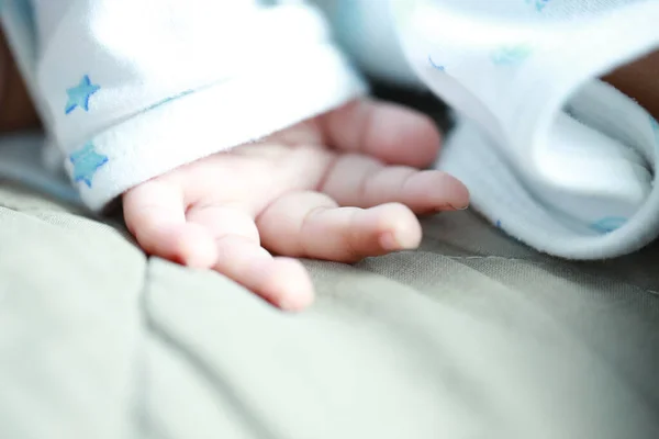 Primo Piano Della Mano Bambino Carino Sul Letto Durante Pisolino — Foto Stock