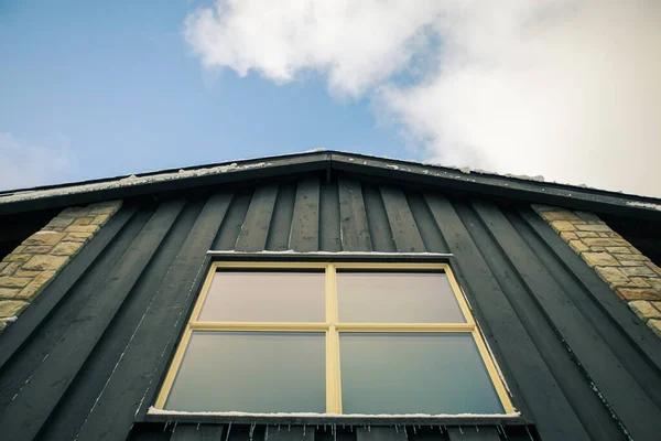 Låg Vinkel Skott Frost Lodge Fönster Och Tak Molnig Dag — Stockfoto