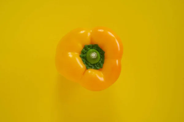 Tiro Close Pimentão Amarelo Isolado Fundo Amarelo Alimentos Vegetarianos Saudáveis — Fotografia de Stock