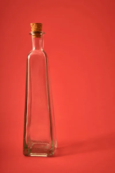 Botol Kaca Kosong Dengan Bentuk Asli Pada Latar Belakang Berwarna — Stok Foto