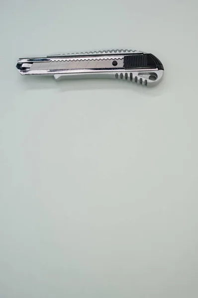 Вертикальный Снимок Инструмента Режущего Лезвия Изолированного Сером Фоне Нож Резки — стоковое фото