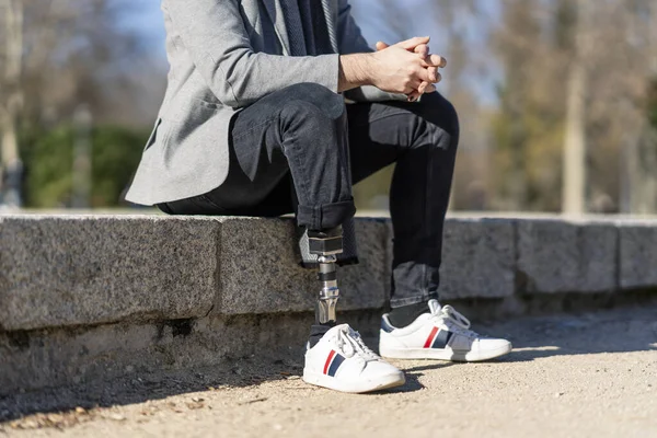 Closeup Shot Disabled Young Man Foot Prosthesis Sitting Outdoor — Stock Photo, Image