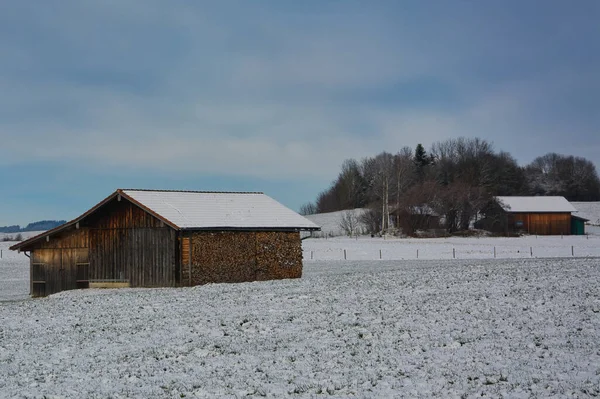 冬の田舎の小さな木造家屋の閉鎖 — ストック写真