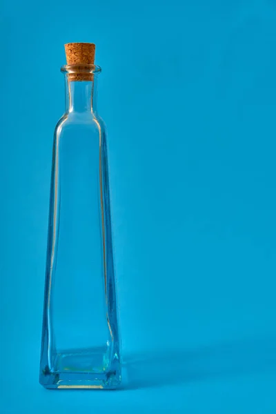 Lege Glazen Fles Met Originele Vormen Een Stevige Neutrale Achtergrond — Stockfoto