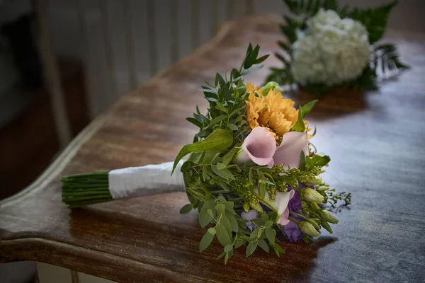 ピンク 黄色と白のお花を配送ラスティックウッドテーブルになります — ストック写真