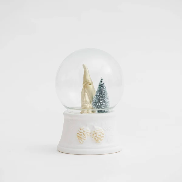 Μια Όμορφη Χριστουγεννιάτικη Χιονόμπαλα Λευκό Φόντο — Φωτογραφία Αρχείου