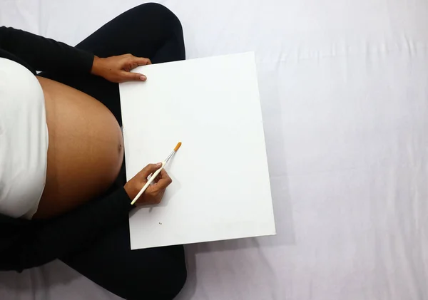 Överblick Över Ung Gravid Kvinna Målning Sängen Hemma — Stockfoto