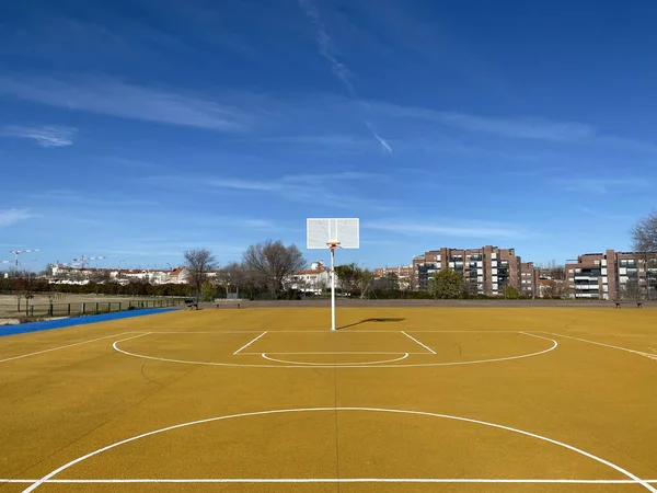 Hermosa Cancha Baloncesto Amarilla Moderna Hermoso Día Soleado — Foto de Stock