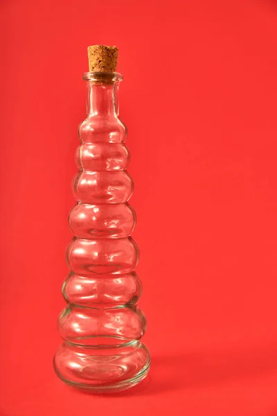 Lege Glazen Fles Met Originele Vormen Een Stevige Neutrale Achtergrond — Stockfoto