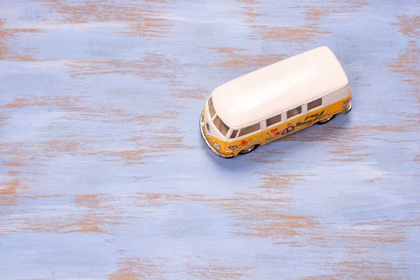 Ônibus Hippie Miniatura Uma Superfície Madeira Azul Conceito Férias — Fotografia de Stock