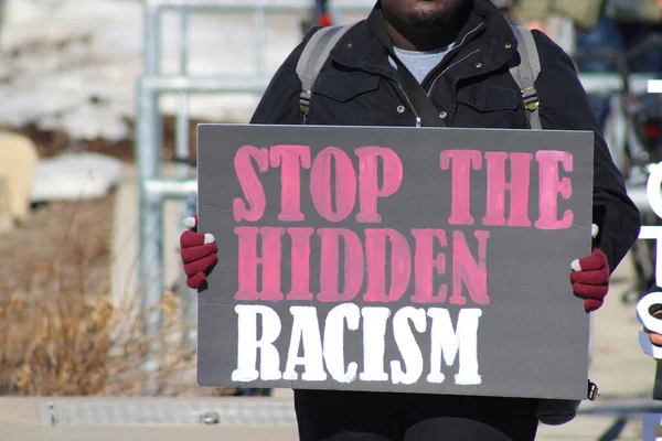 Uma Visão Estudante Universitário Protestar Com Cartaz Stop Hidden Racism — Fotografia de Stock