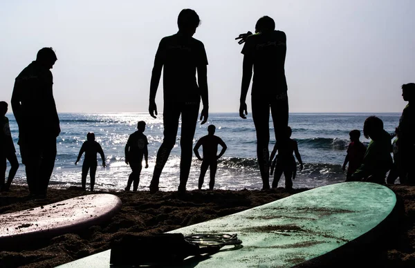 Silhuetas Surfistas Durante Uma Aula Surf Pôr Sol — Fotografia de Stock