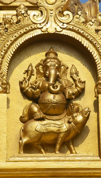 Tiro Vertical Close Elefante Sentado Porco Estátua Templo Lakshmana Índia — Fotografia de Stock