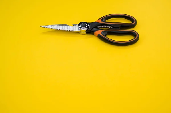 Eine Nahaufnahme Der Schere Isoliert Auf Gelbem Hintergrund Schneidwerkzeug Mit — Stockfoto