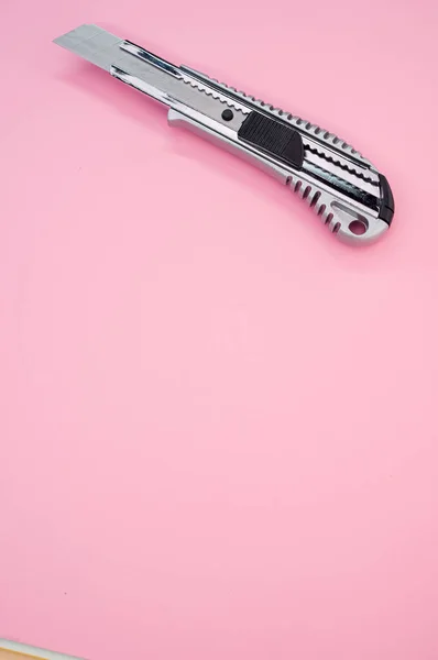 Een Verticaal Shot Van Een Cutter Blade Tool Geïsoleerd Roze — Stockfoto