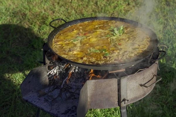 Valencia Paella Sının Bahçede Pişirildiği Yakın Plan Bir Fotoğraf — Stok fotoğraf