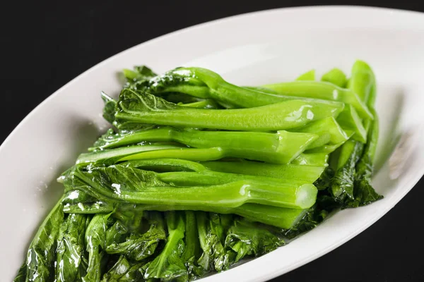 Tiro Close Uma Chapa Verduras Frescas Uma Mesa Preta — Fotografia de Stock