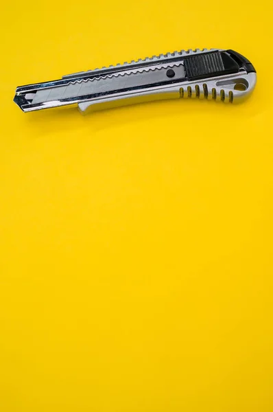 Een Verticaal Schot Van Een Cutter Blade Tool Geïsoleerd Gele — Stockfoto