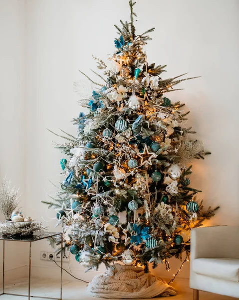 Hermoso Elegante Árbol Navidad Con Varios Ornamentos Una Habitación Decorada —  Fotos de Stock