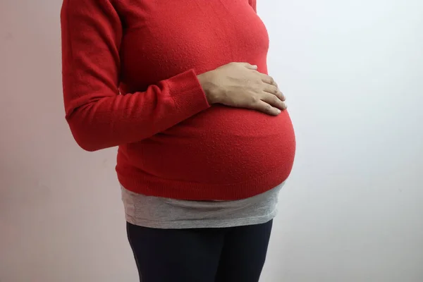 Zbliżenie Kobiety Ciąży Dotykającej Jej Brzucha — Zdjęcie stockowe