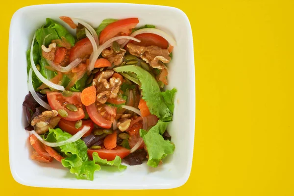 Tiro Close Prato Salada Fundo Amarelo Comida Vegetariana Saudável Espaço — Fotografia de Stock