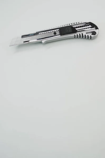 Eine Vertikale Aufnahme Eines Schneidklingenwerkzeugs Isoliert Auf Grauem Hintergrund Schneidmesser — Stockfoto