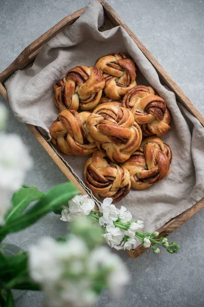 Bollos Chocolate Masa Dulce Dispuestos Una Bandeja Con Flores —  Fotos de Stock