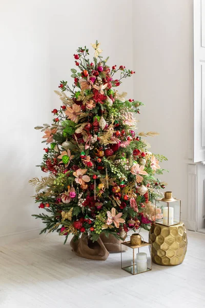 在装饰过的房间里有各种装饰品的美丽而优雅的圣诞树 — 图库照片