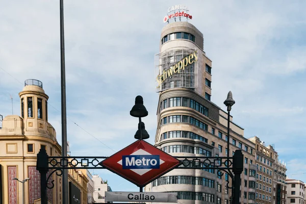 マドリード スペイン 2019年12月1日 スペイン マドリード 2019年11月1日 グラン アベニューを背景にキャピトル ビルに対する地下鉄の標識 — ストック写真