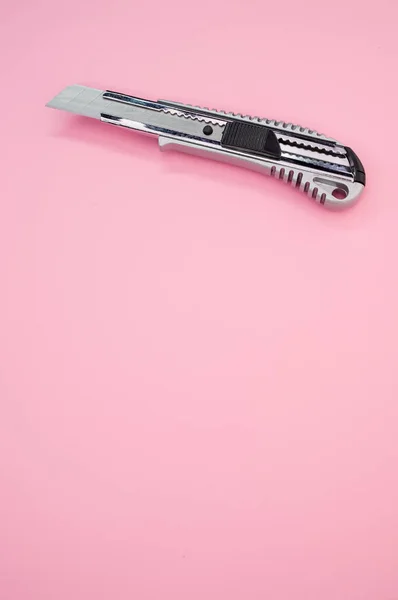 Вертикальный Снимок Инструмента Режущего Лезвия Изолированного Розовом Фоне Нож Резки — стоковое фото