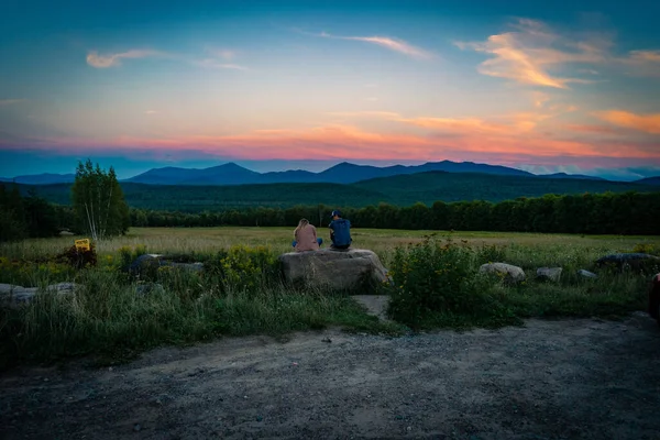 Lake Saranac Estados Unidos 2020 Jovem Casal Come Sorvete Enquanto — Fotografia de Stock