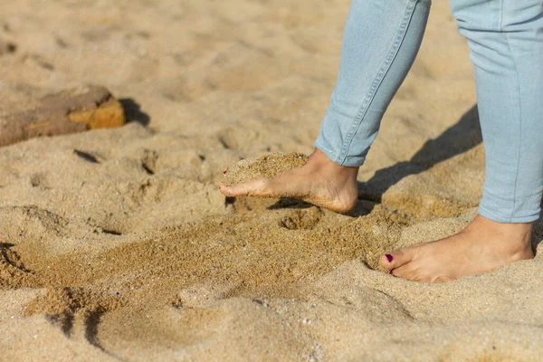 Tiro Perna Descalça Uma Mulher Brincando Com Areia Praia Barceloneta — Fotografia de Stock