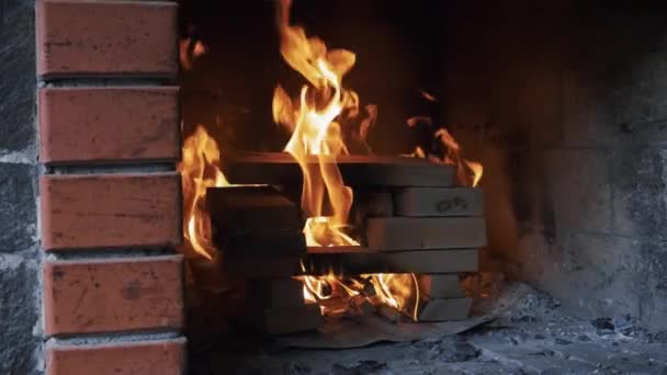 Widok Różnych Spalanie Drewniane Deski Ułożone Siebie Kominku — Wideo stockowe