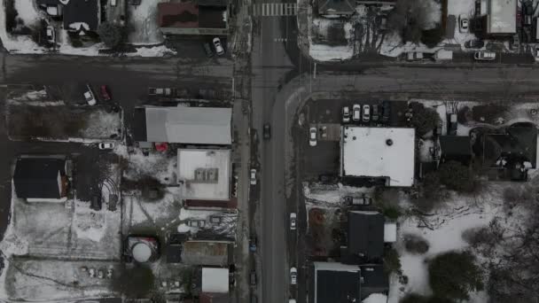 겨울에 동네를 가로지르는 도로가 도시의 각도의 — 비디오