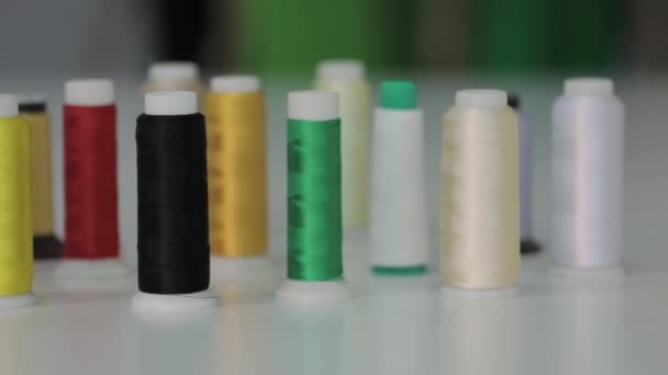 Rollo Hilo Utilizado Máquina Coser Rollo Diferentes Colores Rosca Textiles — Vídeo de stock