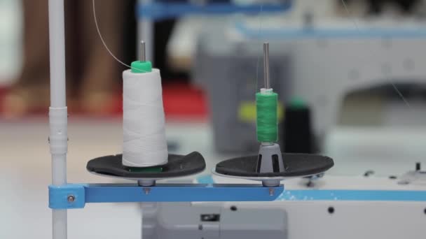 Rollo Hilo Utilizado Máquina Coser Rollo Diferentes Colores Rosca Textiles — Vídeo de stock