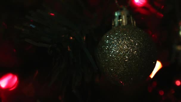 房屋署圣诞彩灯下闪烁着的美丽圣诞装饰品的特写镜头 — 图库视频影像