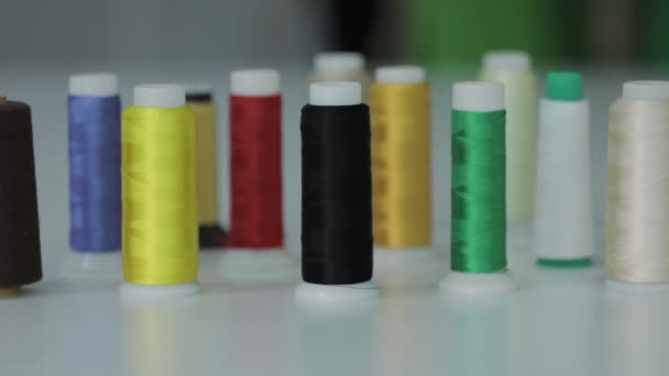 Rolka Nici Stosowane Maszynie Szycia Różne Kolorowe Rolki Nici Tekstylia — Wideo stockowe