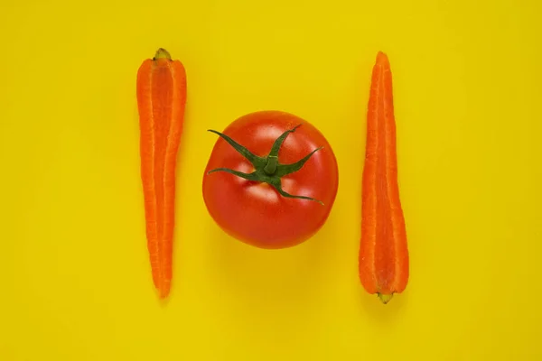 Close Cenouras Tomate Isolado Fundo Amarelo Alimentos Vegetarianos Saudáveis — Fotografia de Stock