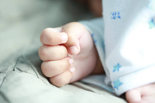 Gros Plan Main Bébé Mignon Sur Lit Pendant Une Sieste — Photo