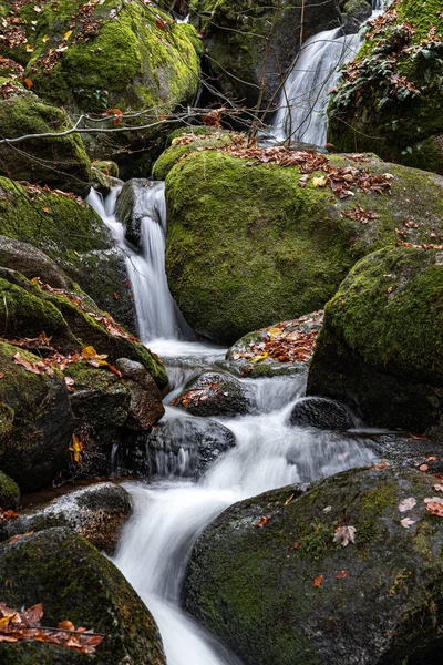 Detailní Pohled Mystický Kaskádový Vodopád Černém Lese Podzimním Listím Mechovými — Stock fotografie