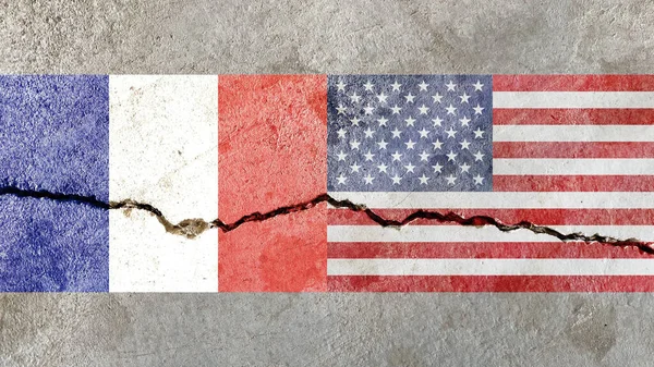 Γαλλική Και Αμερικάνικη Σημαία Ένα Ραγισμένο Υπόβαθρο Πολιτική Πολεμική Έννοια — Φωτογραφία Αρχείου