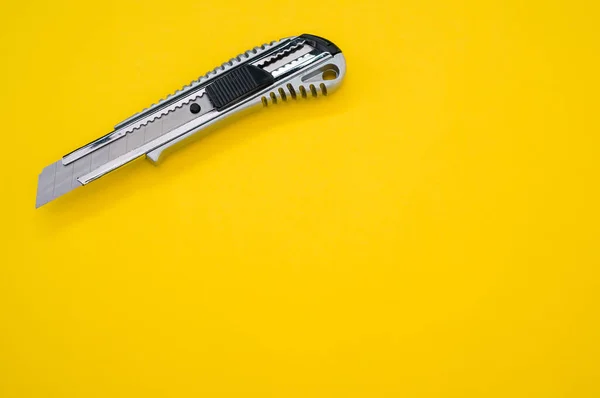 Een Close Shot Van Een Cutter Blade Tool Geïsoleerd Gele — Stockfoto