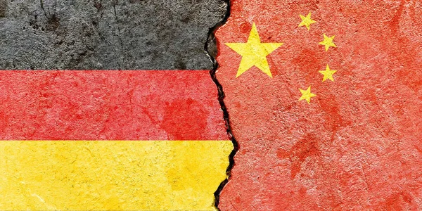 German Chinese Flag Cracked Wall Politics War Conflict Concept — Stock Photo, Image