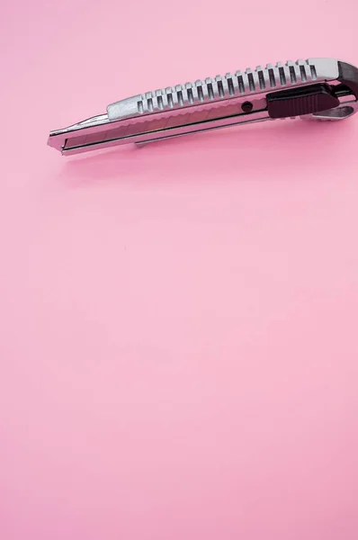 Een Verticaal Shot Van Een Cutter Blade Tool Geïsoleerd Roze — Stockfoto