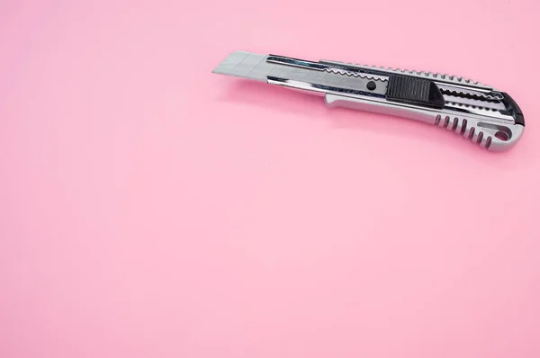 Een Close Shot Van Een Cutter Blade Tool Geïsoleerd Roze — Stockfoto