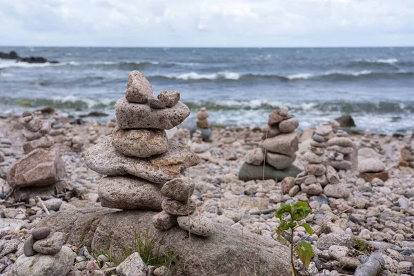 丹麦伯恩霍尔姆的Hammerknuden小径岸边的岩石雕塑美丽的照片 — 图库照片