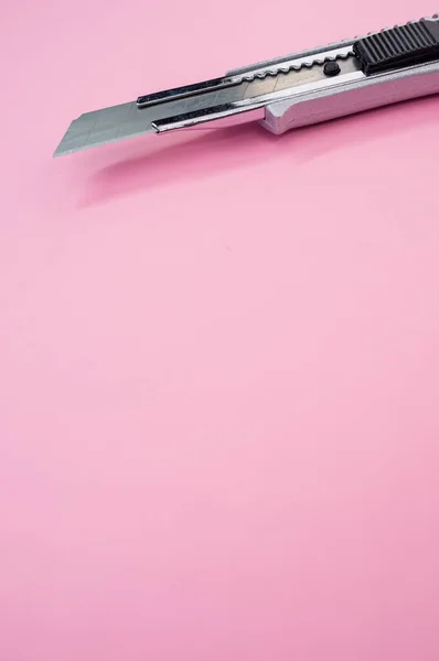 Een Verticaal Shot Van Een Cutter Blade Tool Geïsoleerd Roze — Stockfoto