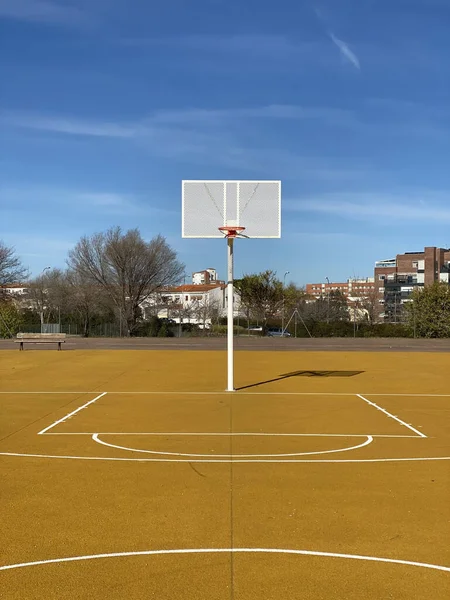 Hermosa Cancha Baloncesto Amarilla Moderna Hermoso Día Soleado — Foto de Stock